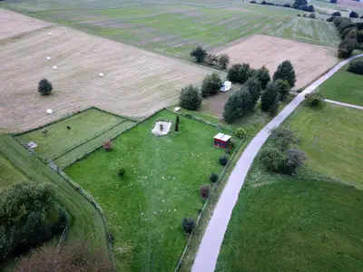 Blick auf die eingezäunten Freiläufe