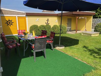 Garten mit kleiner überdachter Terrasse