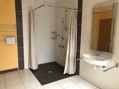 Badezimmer 1 mit Ebenerdiger Dusche