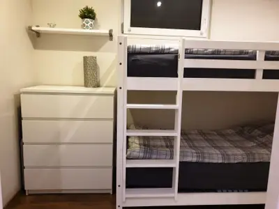 Zimmer mit Etagenbett im Erdgeschoss