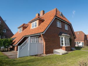 Das Hausteil verfügt über eine Terrasse mit Gartenabschnitt.