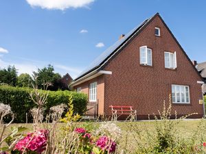 Der Garten des Ferienhauses verläuft rundherum. Der geschützte, hintere Teil ist vollständig eingezäunt.