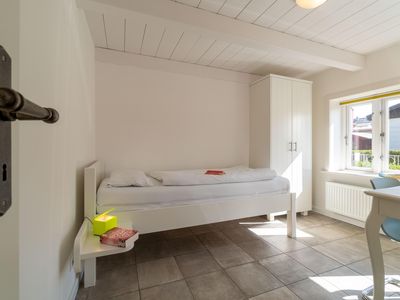 Dieses zweite Schlafzimmer im Erdgeschoss verfügt über ein Einzelbett.