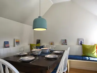Der Esstisch bietet Platz für die ganze Familie. Hier werden Sie gerne zusammensitzen.