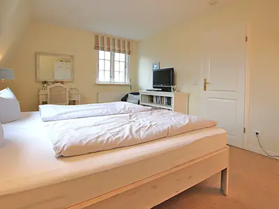 gemütliches Doppelbett mit TV