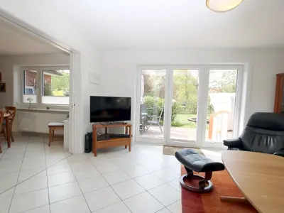 Wohnzimmer mit Ausgang zur Südterrasse