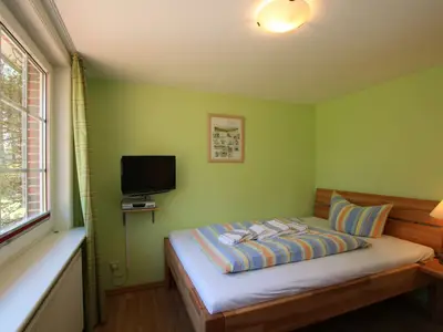 Schlafzimmer 1 im EG mit einem Bett (1,40)