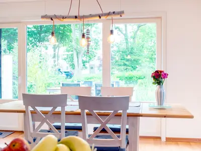 Esstisch mit Blick in den Garten