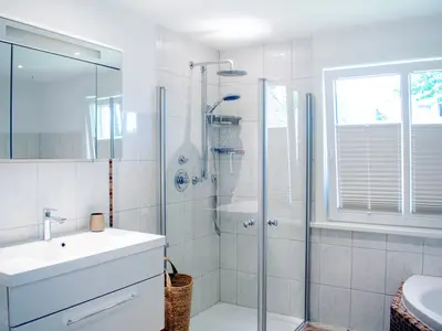Bad mit Wanne und Dusche