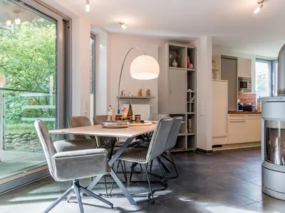 Der Kaminofen sorgt für eine angenehme Atmosphäre.