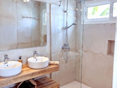 Modernes Badezimmer: Elegantes Bad mit zwei Waschbecken und Regendusche.