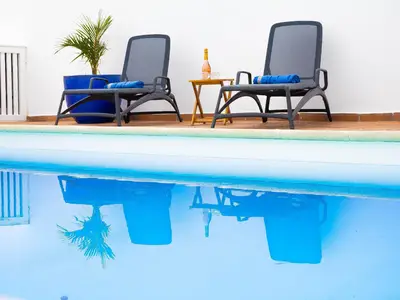 Hängemattenbereich am Schwimmbad.