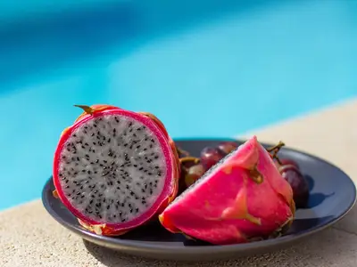 Obst im Poolbereich.