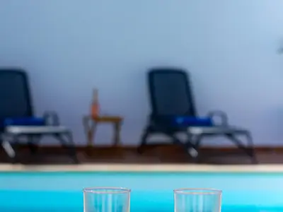 Säfte im Poolbereich.