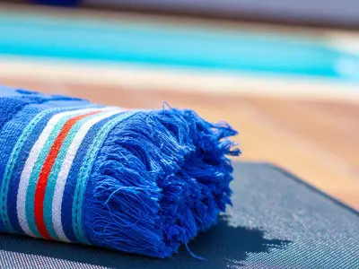 Handtuch im Hängemattenbereich am Schwimmbad.