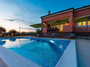 Ferienhaus für 10 Personen (250 m²) in Zadar