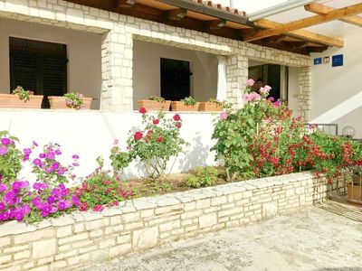 Der gepflegte Garten mit Blumen aller Farben auf der Terrasse