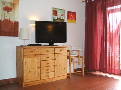 Wohnraum mit Küche und SAT-TV