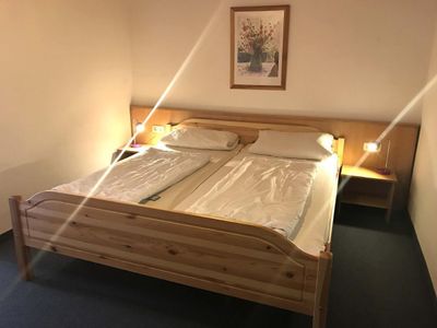 Elternschlafzimmer mit Doppelbett und eigenem WC-Waschbecken