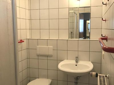 Badezimmer mit Fön und Dusche