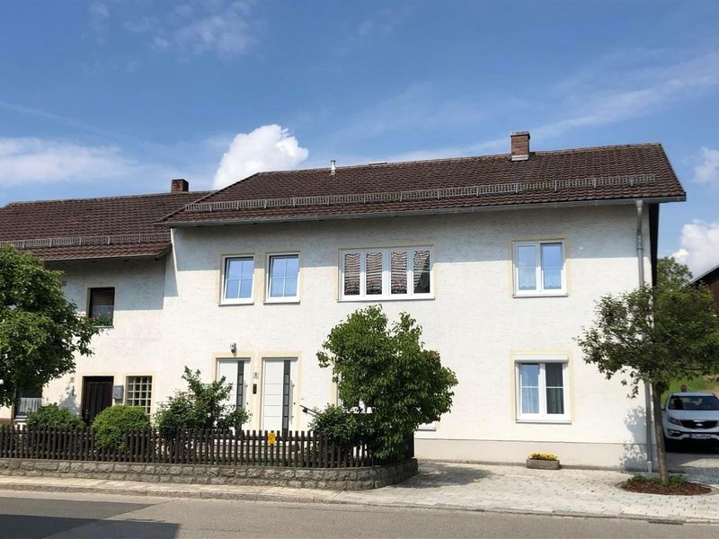 Ferienwohnungen Penzkofer, Ortsmitte
Wohnung 1 im OG, 104m² bis 6Pers.