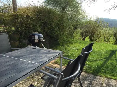 Gartenbereich mit Terrasse und Smoke-Grill