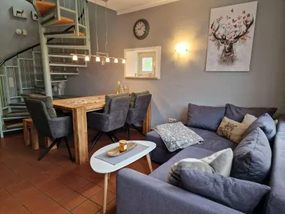 Wohnzimmer mit Essbereich und Kaminofen