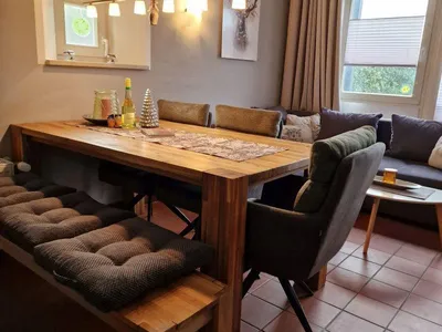 Wohnzimmer mit Essbereich und Kaminofen