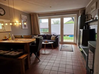Wohnzimmer mit Essbereich und Kaminofen