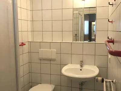 Badezimmer mit Fön und Dusche