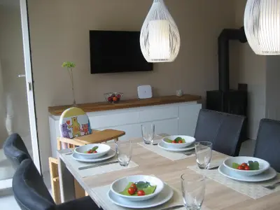 Essbereich. Esstisch mit Sideboard
