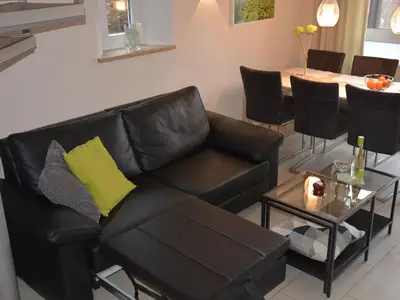 Wohnbereich. Sofa mit einfach Relaxauszug