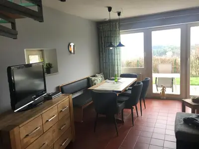 Wohnküche mit Essecke und Terrassenzugang