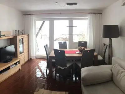 Wohnküche mit Essecke und Kuschelsofa