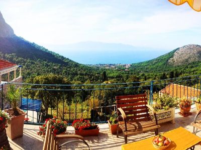 Genießen Sie den Panoramablick über die Berge auf das Meer von der ersten Etage