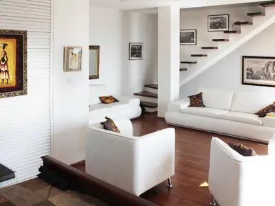 Eine Treppe führt von der ersten Etage ins Dachgeschoss