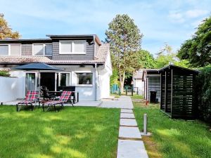 Ansicht Haus mit Garten und Terrasse