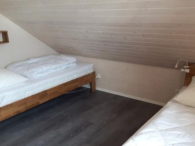 Schlafzimmer mit zwei Einzelbetten