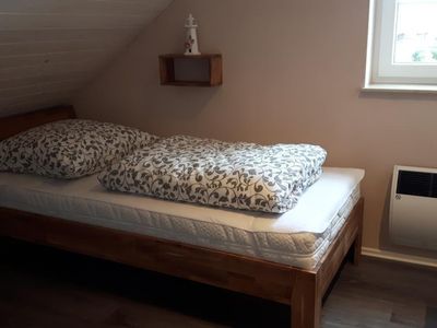 Schlafzimmer mit zwei Einzelbetten