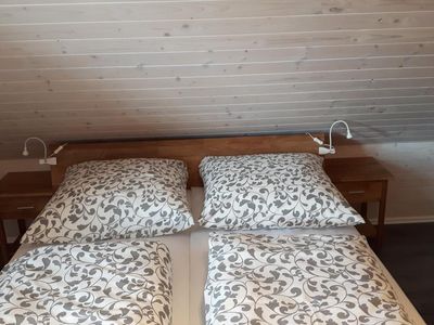 Schlafzimmer mit Doppelbett