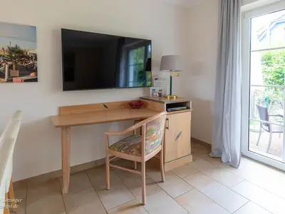 Ferienhaus Dierhagen: Schreibtisch und TV.