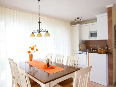 Ferienhaus Seeschwalbe: Essbereich und Küche.