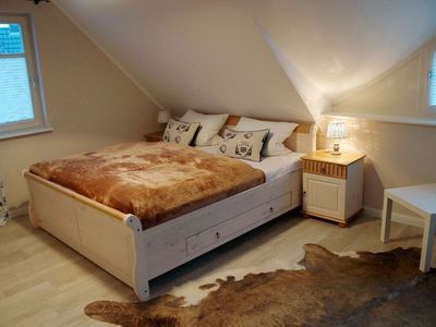 Schlafzimmer mit Doppelbett