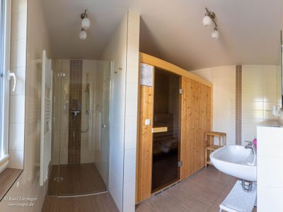 Ferienhaus Windflüchter: erstes Bad mit DU/WC/Sauna im EG.