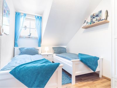 Schlafzimmer mit zwei Einzelbetten