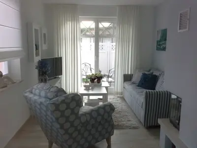 Wohnzimmer mit Zugang zur Terrasse