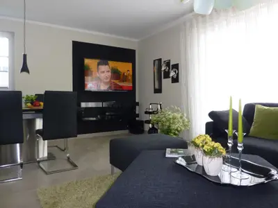 Gemütliches Wohnzimmer mit TV