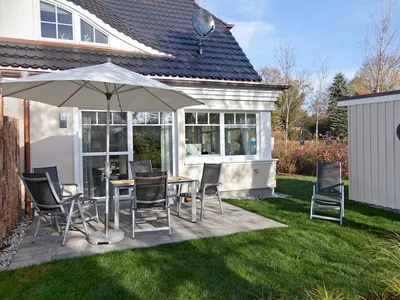 Terrasse mit Gartenmöbeln