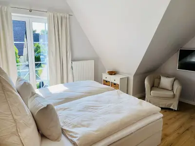 1. Schlafzimmer mit TV