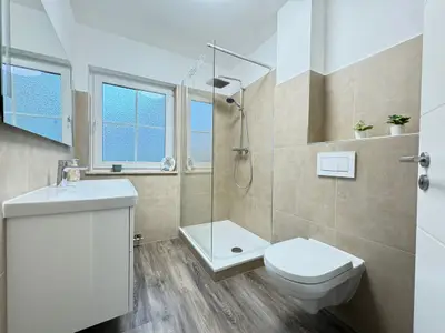 Modernes Bad mit Dusche